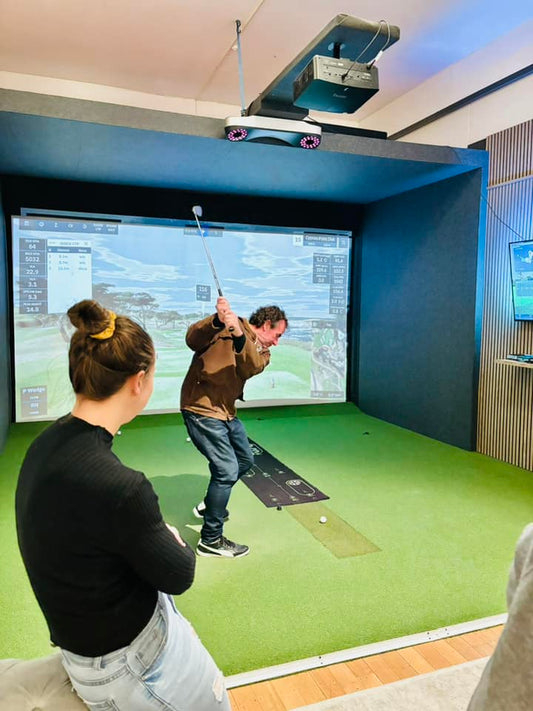 HOSS PREMIUM GOLF SIMULATOR 4 to 5 Golfers