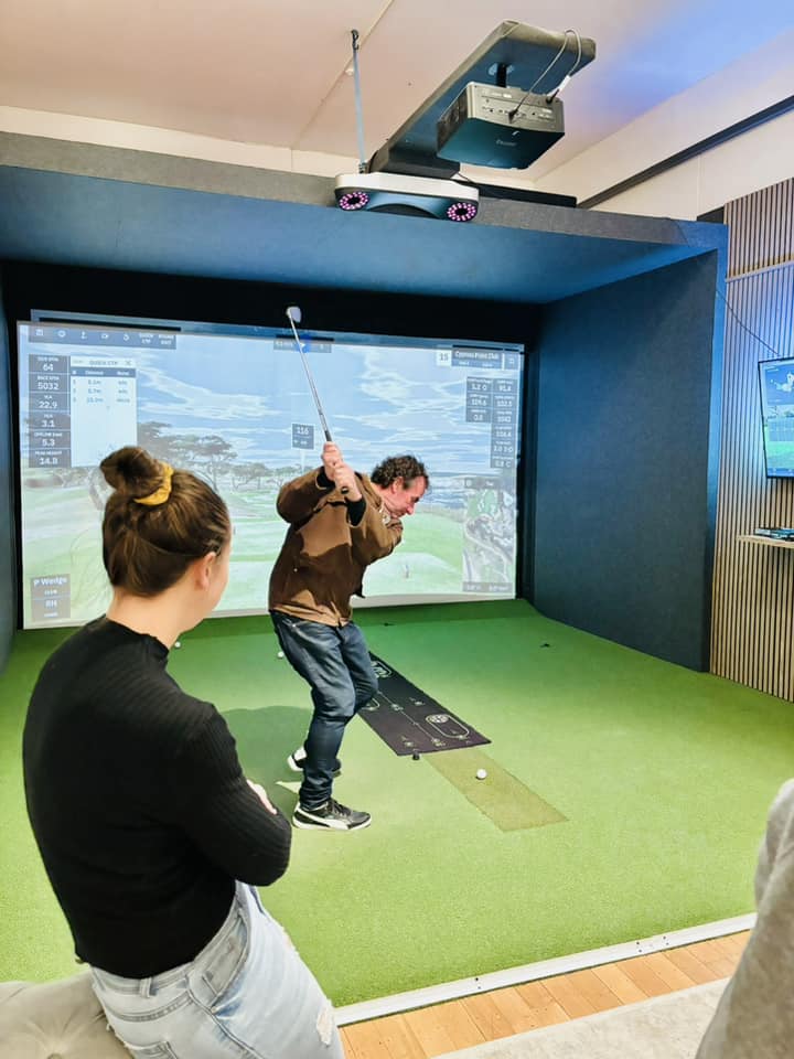 HOSS PREMIUM GOLF SIMULATOR 4 to 5 Golfers